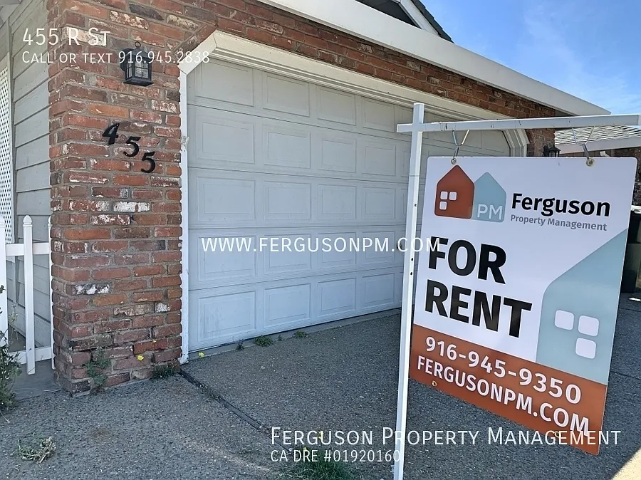 Fantastic Three Bedroom Home in a Classic Lincoln Neighborhood — Photo 1