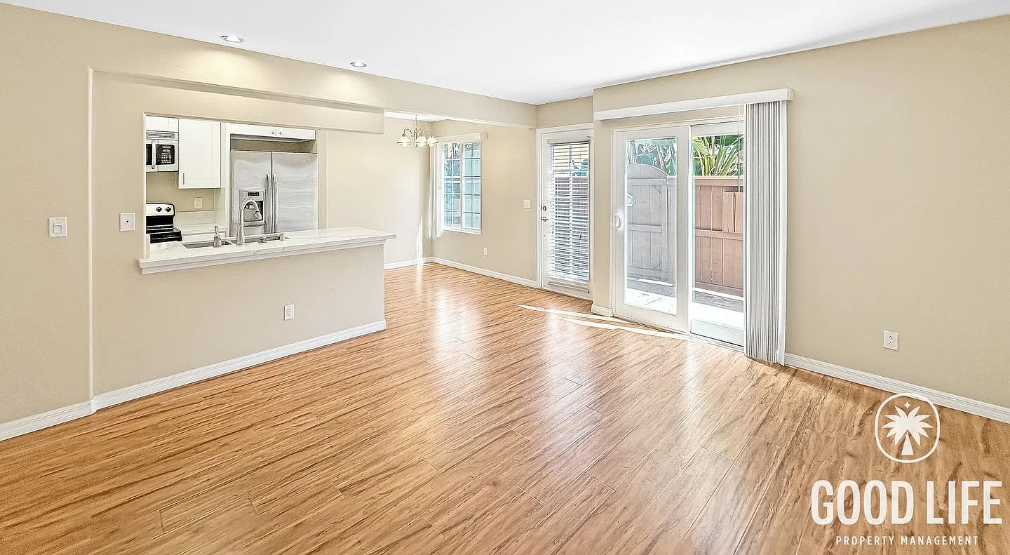 SD: Two-Story 2BD/2BA Corner Townhome in Clairemont w/ Wrap-Around Patio, In-Unit Laundry & Commu... — Photo 3