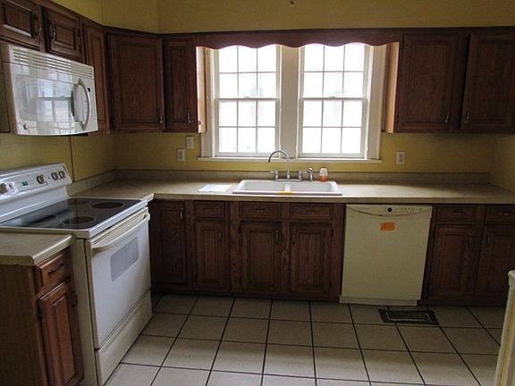 4th image of 402 Tucker St