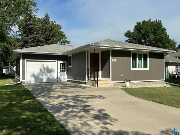 629 S Dewald St, Freeman, SD 57029