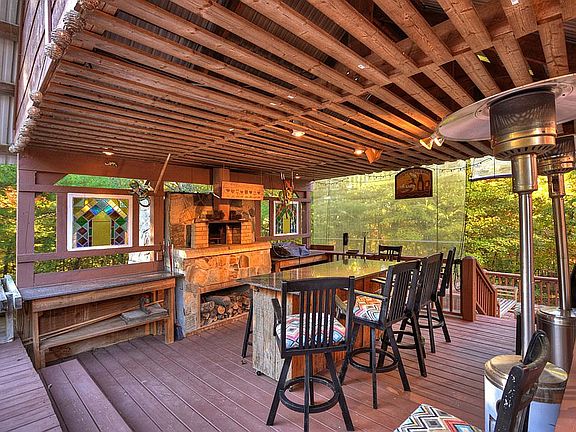 Deck with Pizza Oven