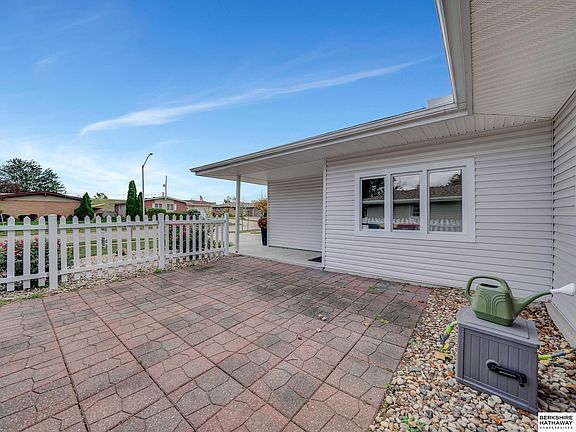 5th image of 927 Carlos Dr