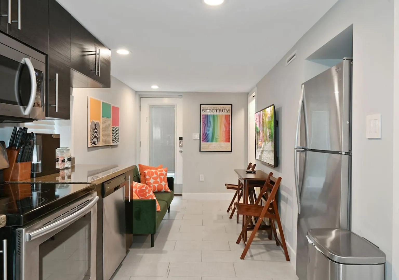 Cozy Mid-Century Apartment Steps From Restaurants — Photo 4