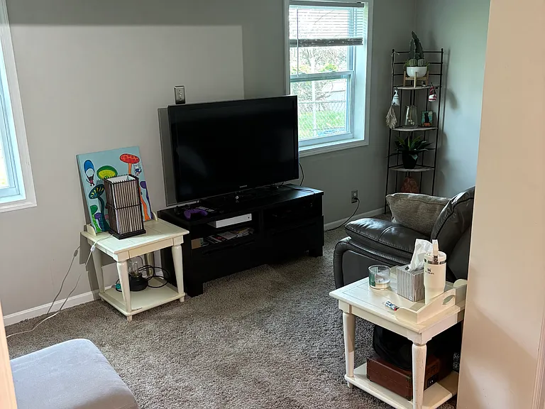 484 Belonda St — Photo 2