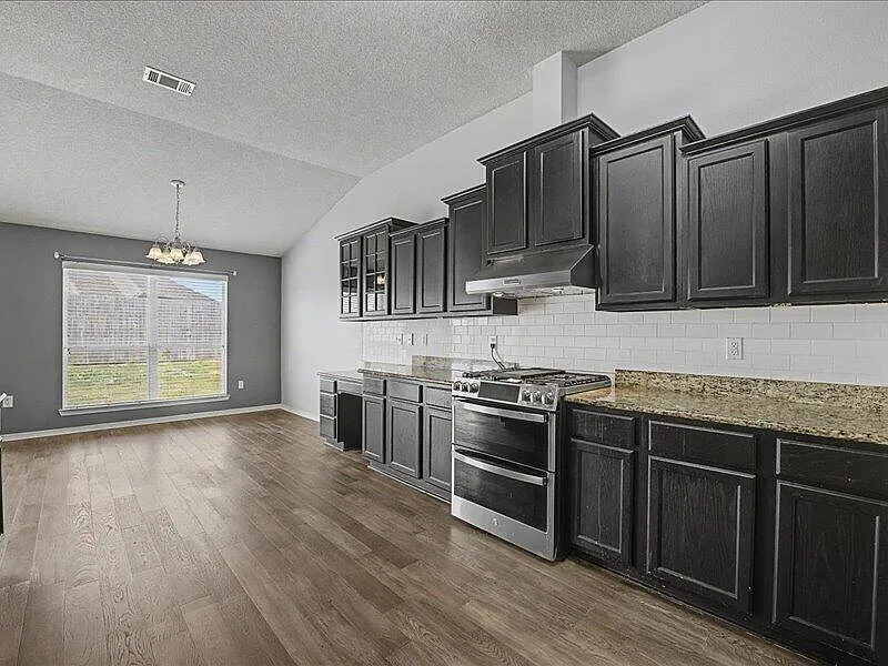4 bed, 2762 sqft, $2,400 — Photo 4
