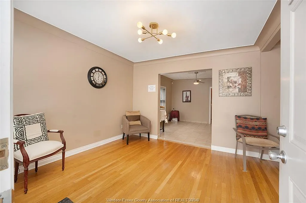 4 bed, $2,500 — Photo 2