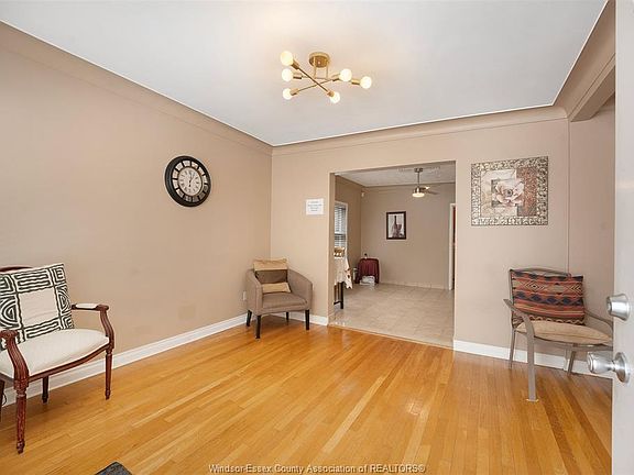 2nd image of 907 Gladstone Ave