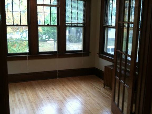 Large 4 season porch !