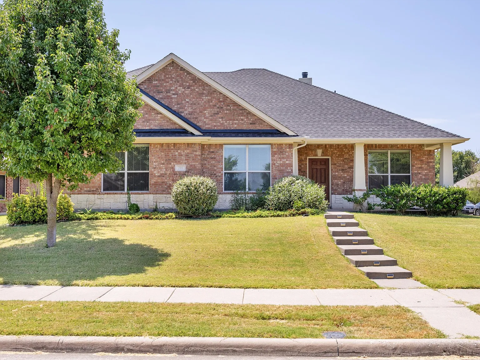 4 bed, 2374 sqft, $2,500 — Photo 1