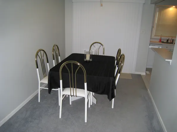 203 Washington Sq APT A, Elk Grove Village, IL 60007