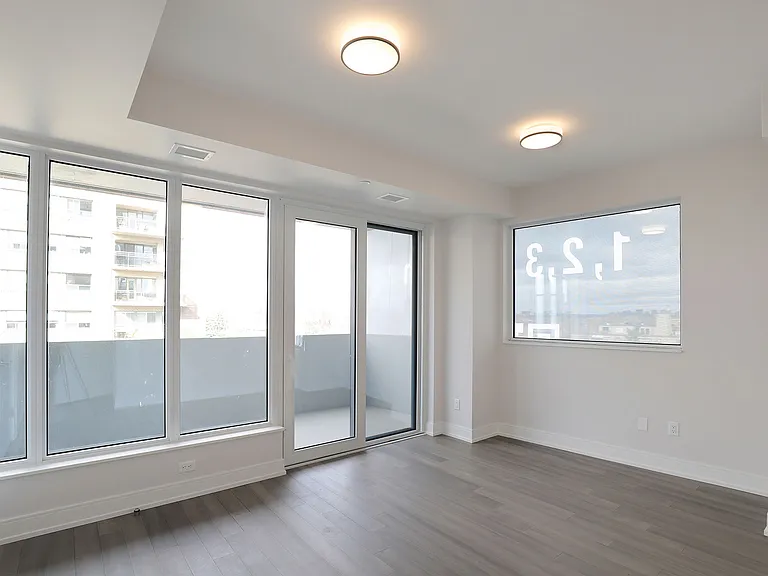 2525 Bathurst St — Photo 11