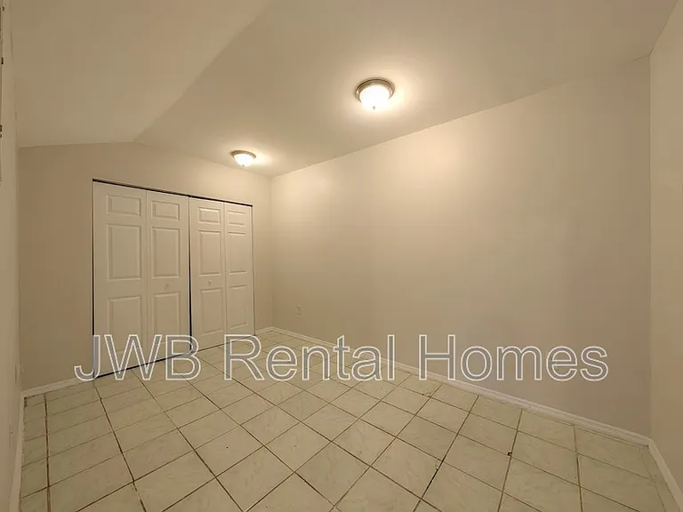 1379 Ingleside Ave — Photo 9