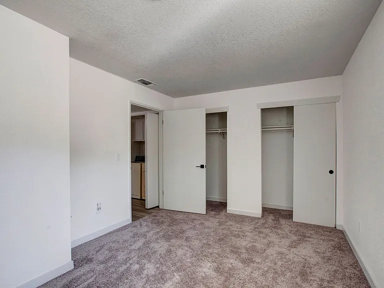 St. George Apartments — Photo 30