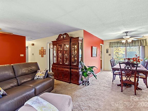5th image of 105 Buckingham Pl