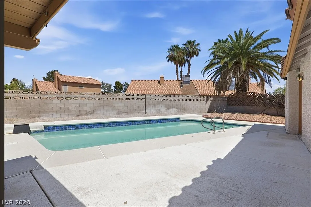 3 bed, 2.0 bath, 1705 sqft, $2,295 — Photo 2