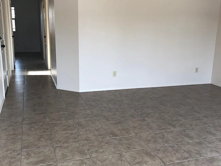 107 Ashley Dr — Photo 3