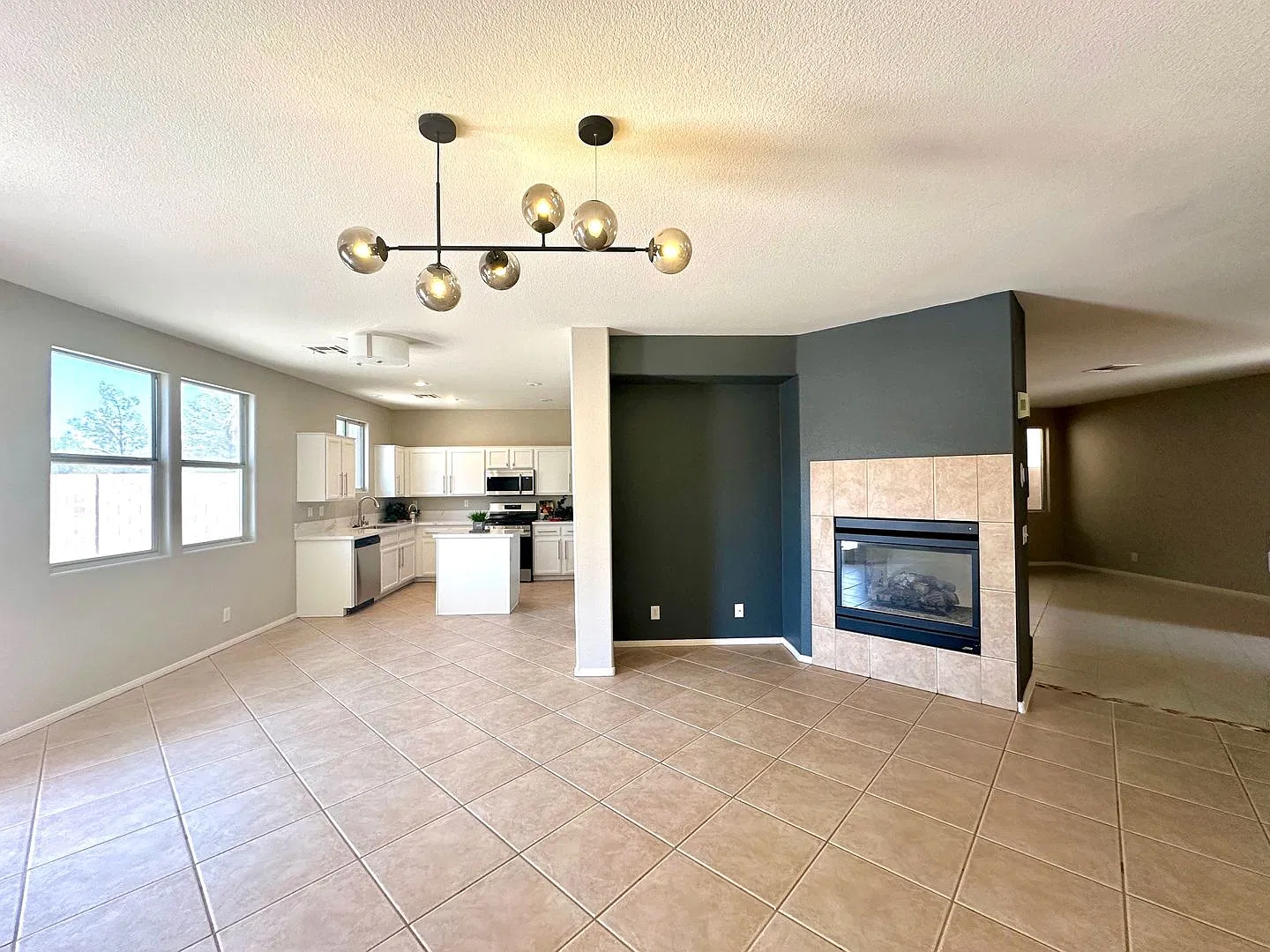 Beautiful SW Las Vegas Home. 4 Beds 2.5 Bath. Large yard. — Photo 3