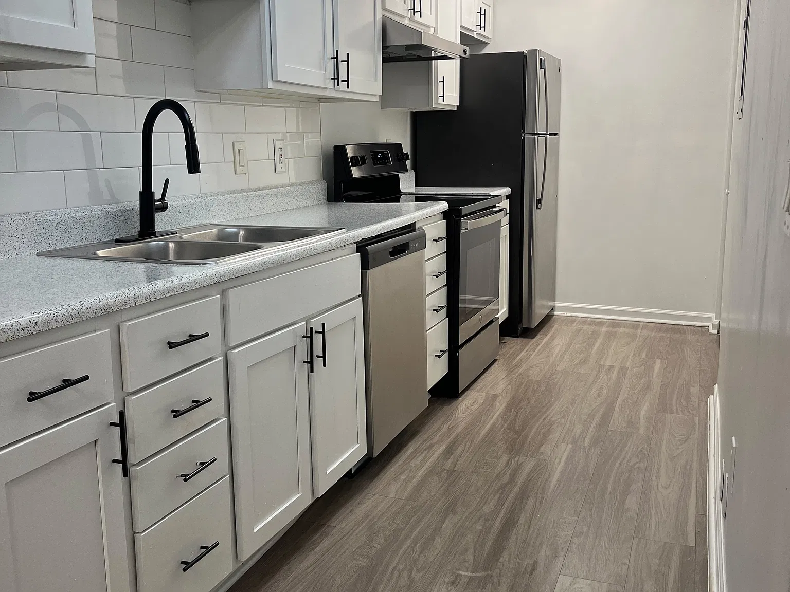 1 bed, 737 sqft, $1,300 — Photo 4