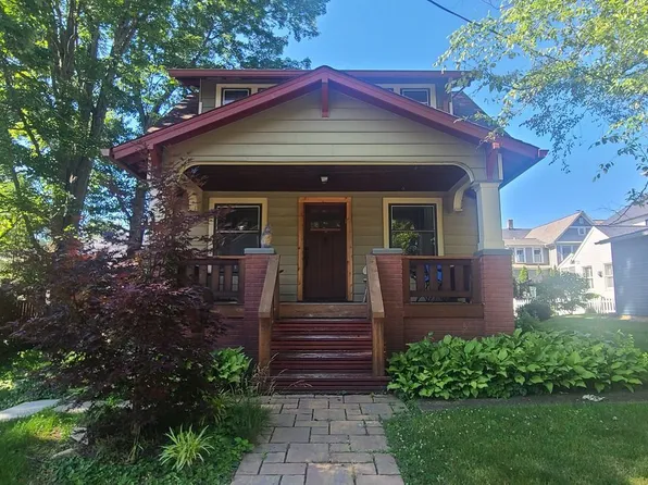 14 Hall St, Chagrin Falls, OH 44022