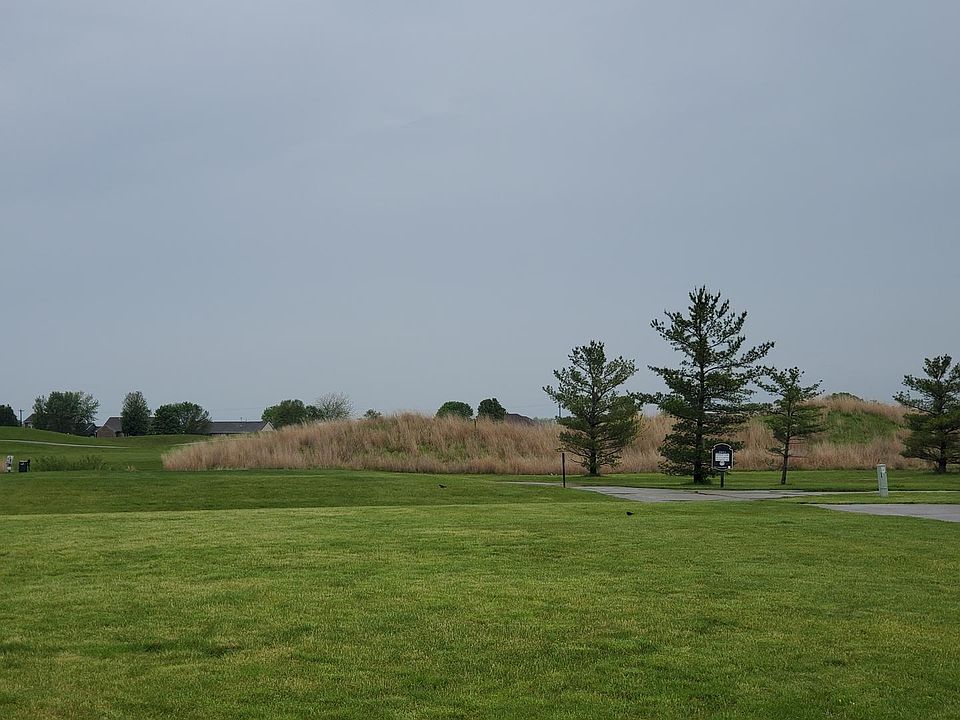2nd image of 832 Lakeshore Dr