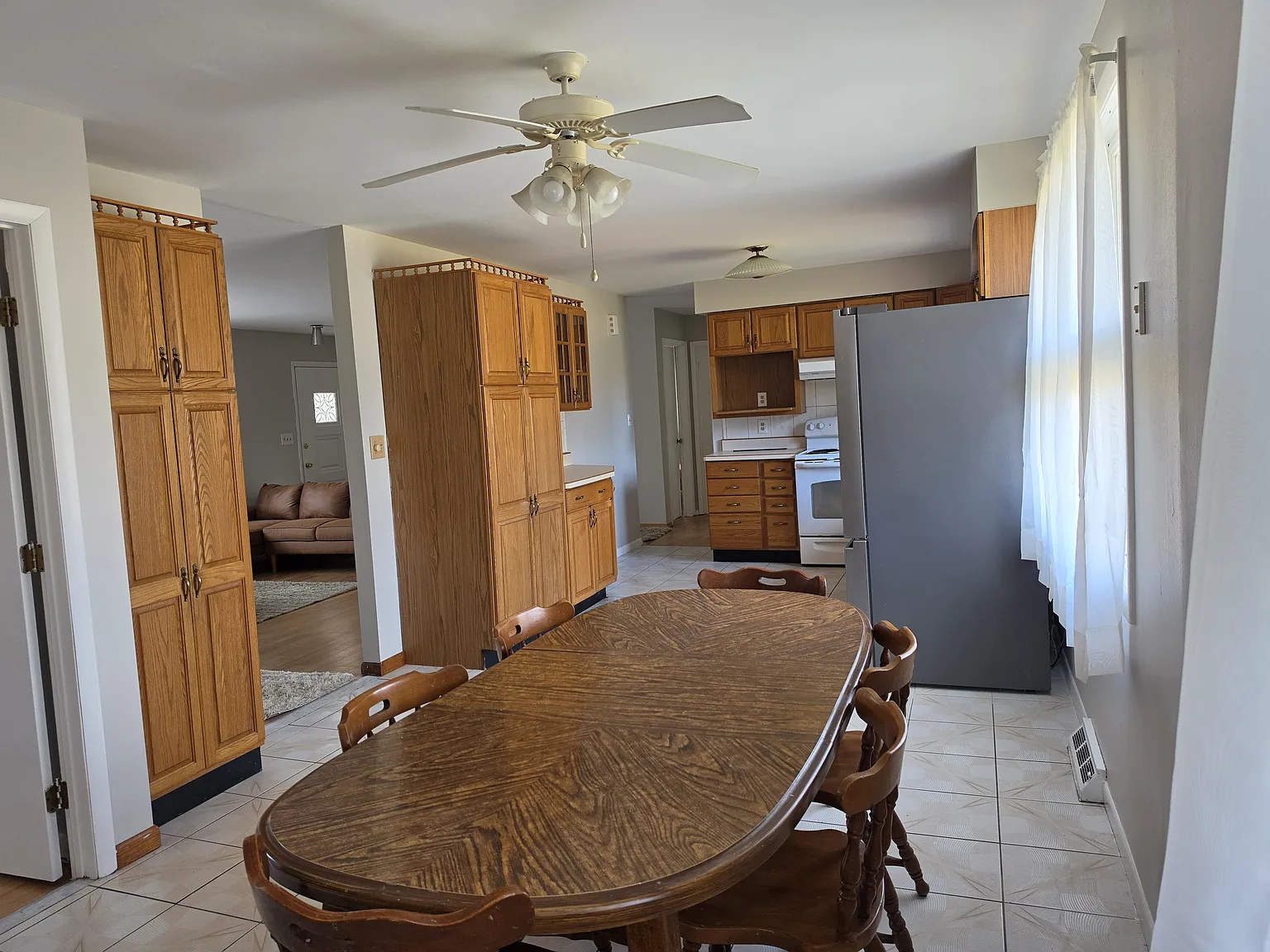 3 bed, 1.5 bath, 1200 sqft, $2,500 — Photo 4