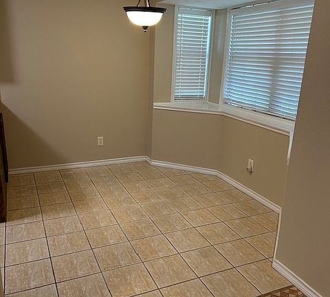 4th image of 900 Crestwood Dr