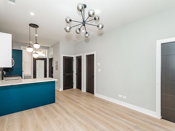 3rd image of 716 S Laflin St #3R