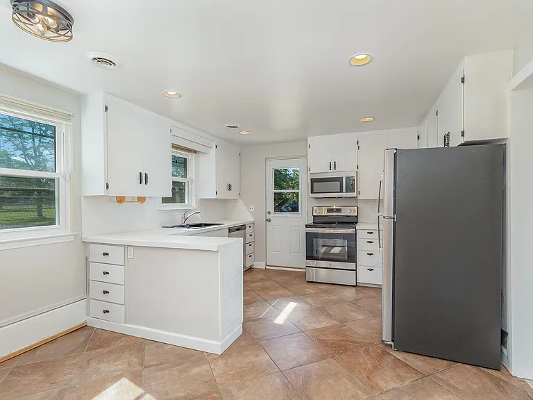601 Gerald Ct — Photo 9