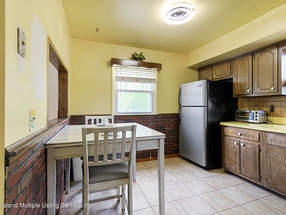 4th image of 161 Walcott Ave
