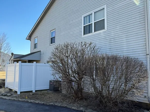 2334 Carnation Dr #320B, Crest Hill, IL 60403