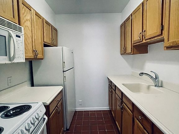 4th image of 316 E 77th St APT 2
