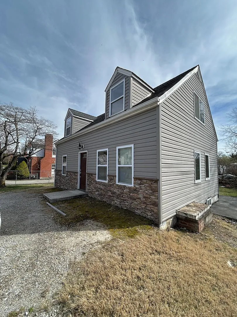 Spacious 4-bedroom, 2-bath Home Located near Virginia Tech & Downtown Blacksburg — Photo 1