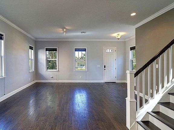 10 ft ceilings & very bright