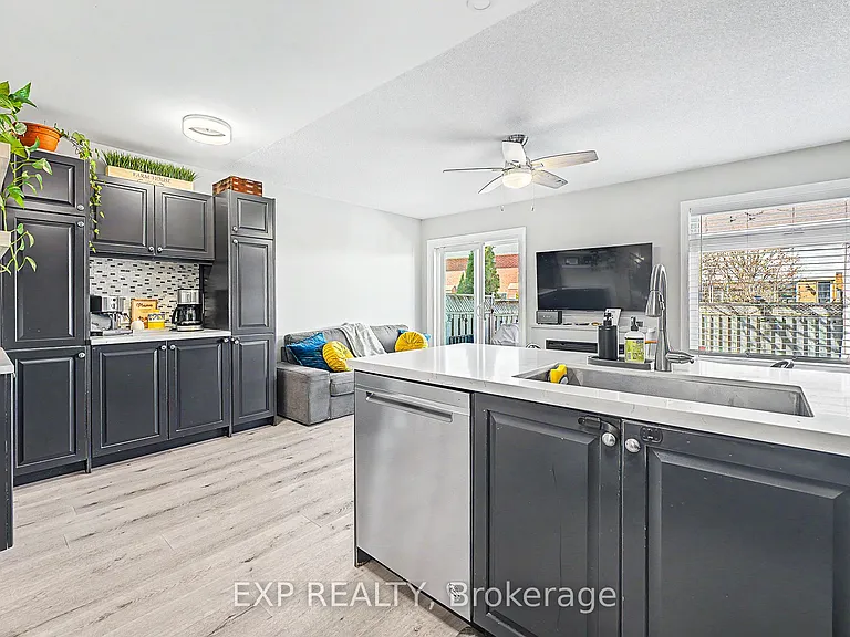 457 Heddle Cres — Photo 14
