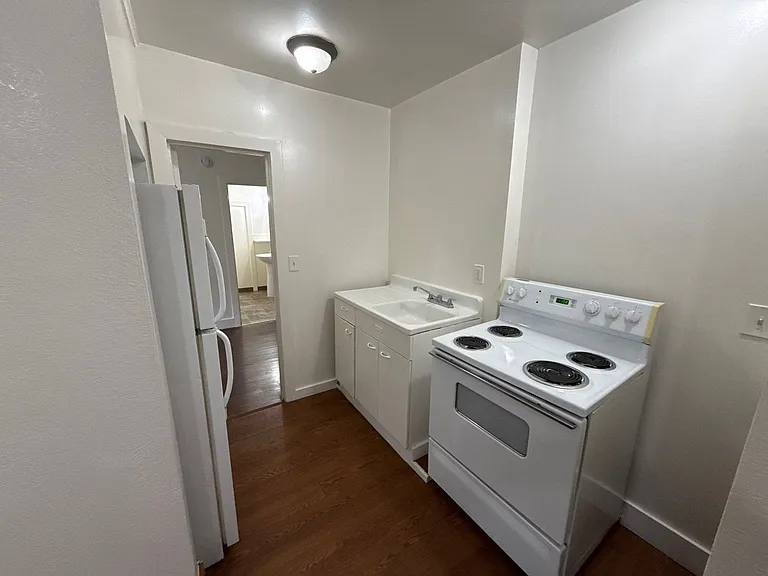 633 Thompson Ave NE — Photo 8
