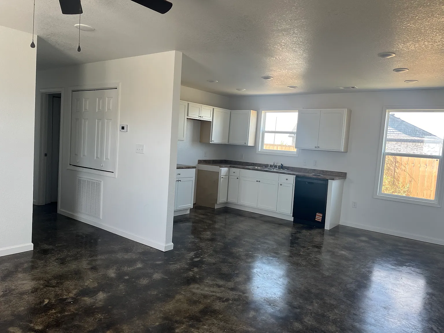 3 bed, 1000 sqft, $1,200 — Photo 3