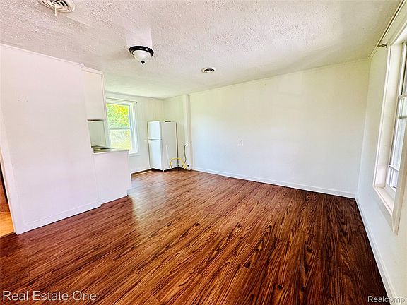 5th image of 507 Lakeville Rd APT 7