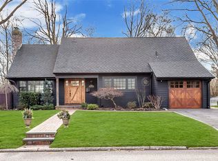 20 Robin Rd, Westbury, NY 11590