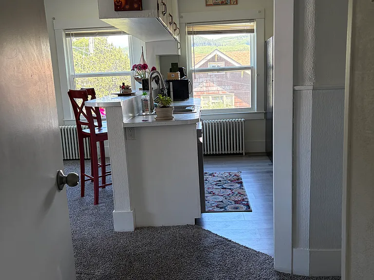 709 2nd Ave #B — Photo 2
