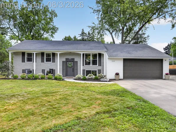 523 Glengary Rd, Wolverine Lake, MI 48390