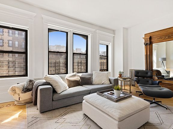 3rd image of 391 Parkside Ave #1