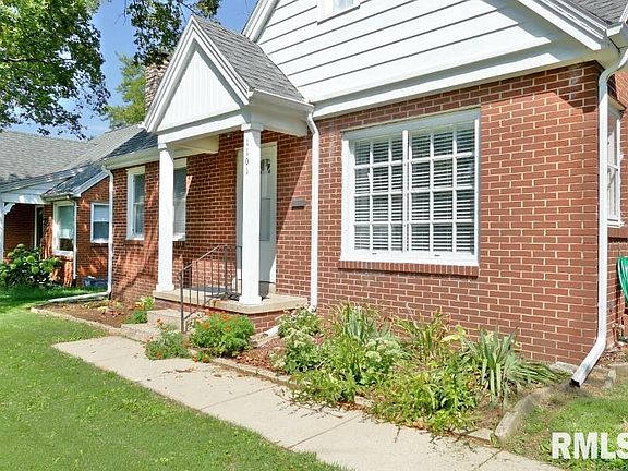 5th image of 1101 E Fairoaks Ave