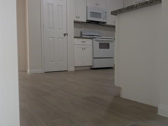 2nd image of 16507-16507 S Ravenswood Dr