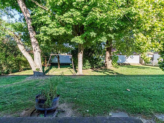 5th image of 1104 Howard Ct