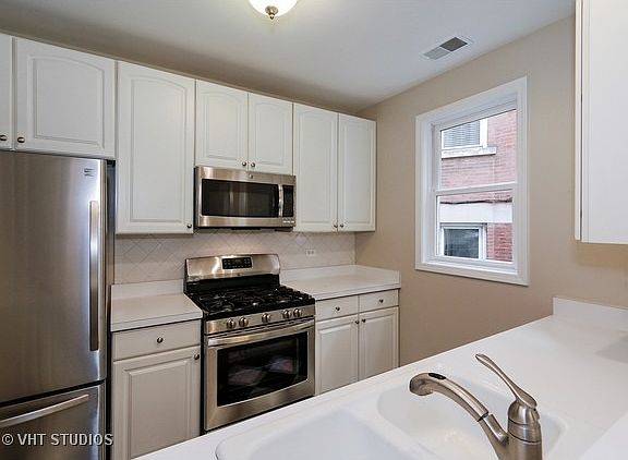 5th image of 632 W Buckingham Pl APT 1E