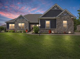 1304 Forest Ridge Dr, Mahomet, IL 61853