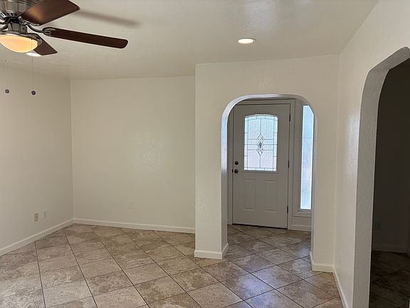 3rd image of 718 E Eugie Ave