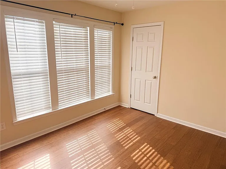 2380 Fairlie Dr — Photo 17