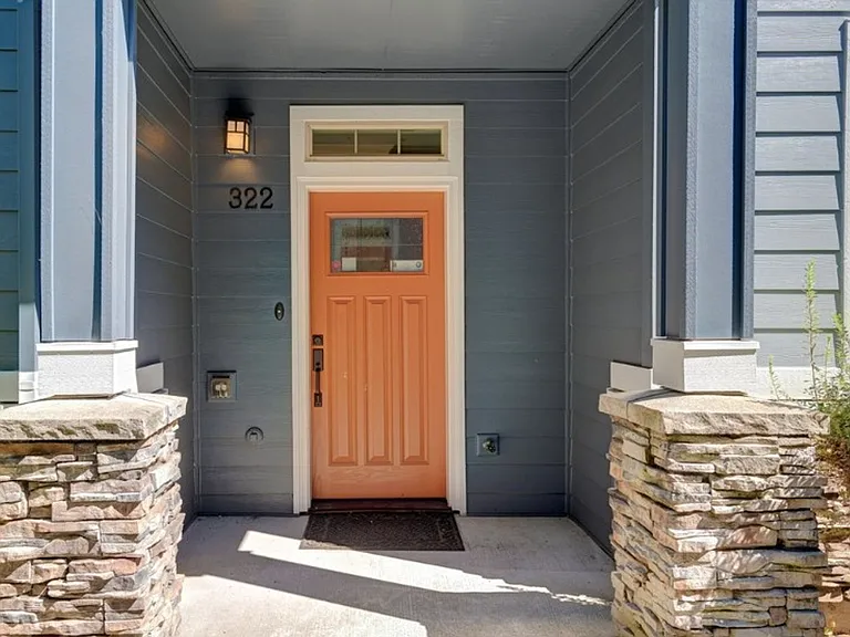 322 NE Morgan St — Photo 2