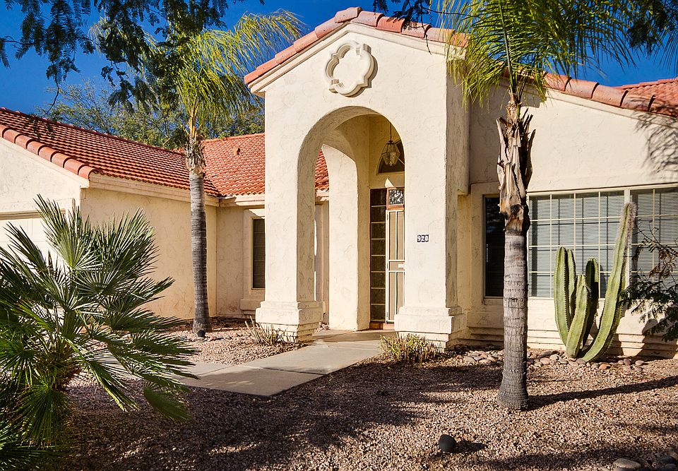 1st image of 920 W Graythorn Pl